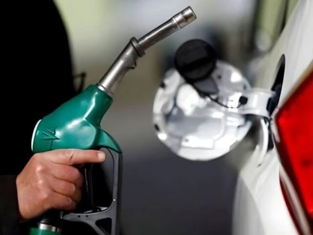 حکومت نے پیٹرول اور ڈیزل کی قیمتوں میں 22 روپے فی لیٹر کمی کا اعلان کر دیا