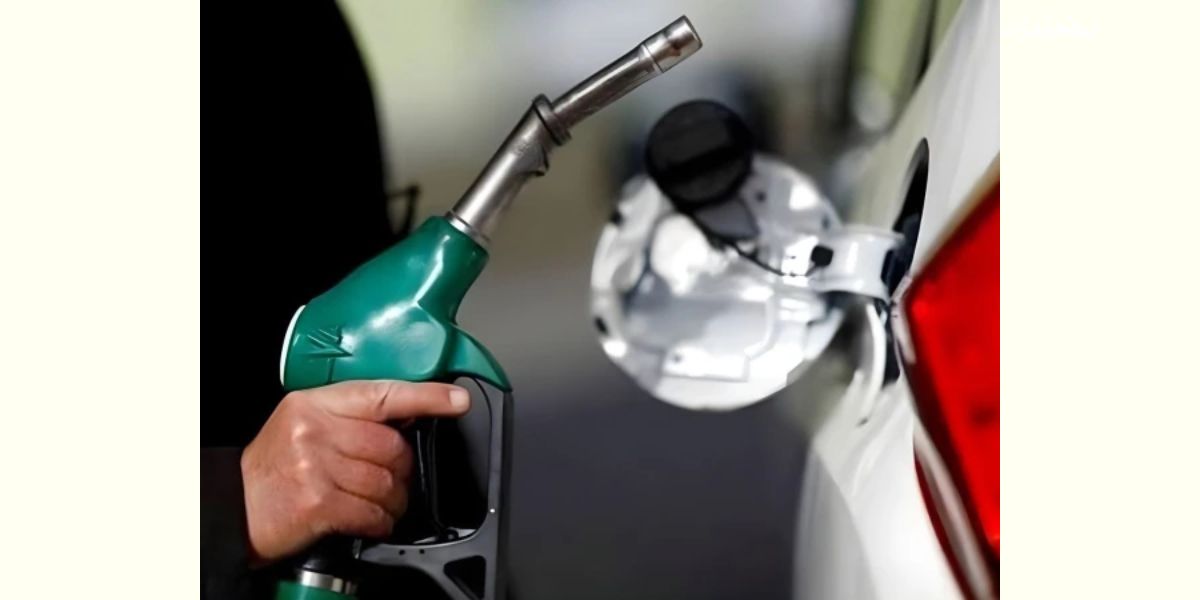 حکومت نے پیٹرول اور ڈیزل کی قیمتوں میں 22 روپے فی لیٹر کمی کا اعلان کر دیا