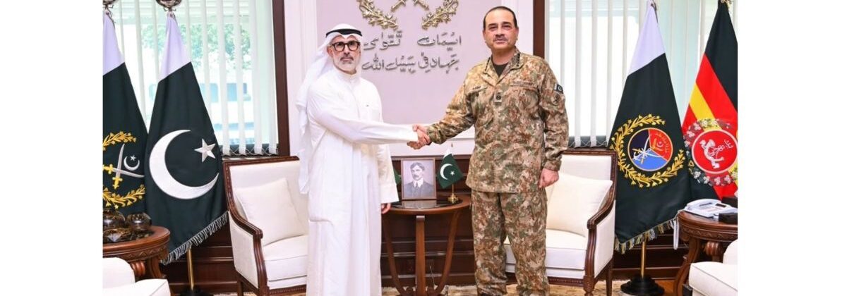 فیلڈ مارشل سید عاصم منیر کویت کے وزیر خارجہ شیخ جراح جابر الاحمد الصباح سے جی ایچ کیو راولپنڈی میں مصحافہ کرتے ہوئے