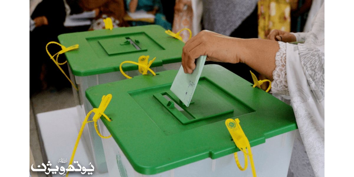 آزاد کشمیر الیکشن 2026 کے پہلے مرحلے میں میرپور ڈویژن کے پولنگ اسٹیشن پر ووٹرز ووٹ کاسٹ کرتے ہوئے