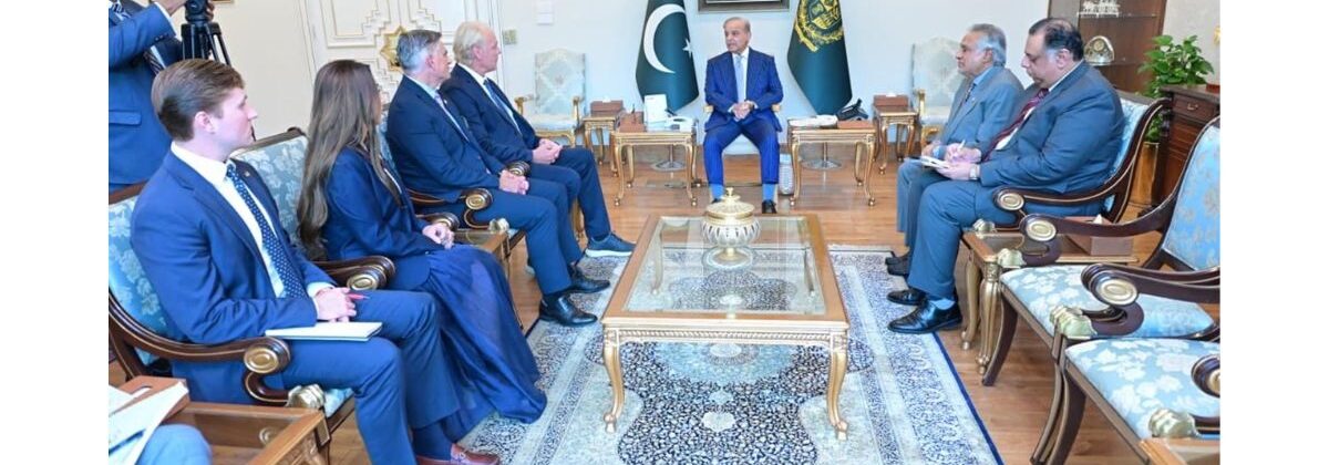 وزیراعظم شہباز شریف امریکی کانگریسی اور کاروباری وفد سے ملاقات کرتے ہوئے