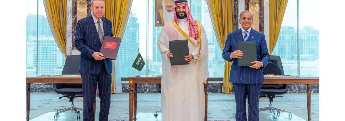 مکہ مکرمہ میں پاکستان سعودی عرب اور ترکیہ کے مشترکہ دفاعی معاہدے پر دستخط