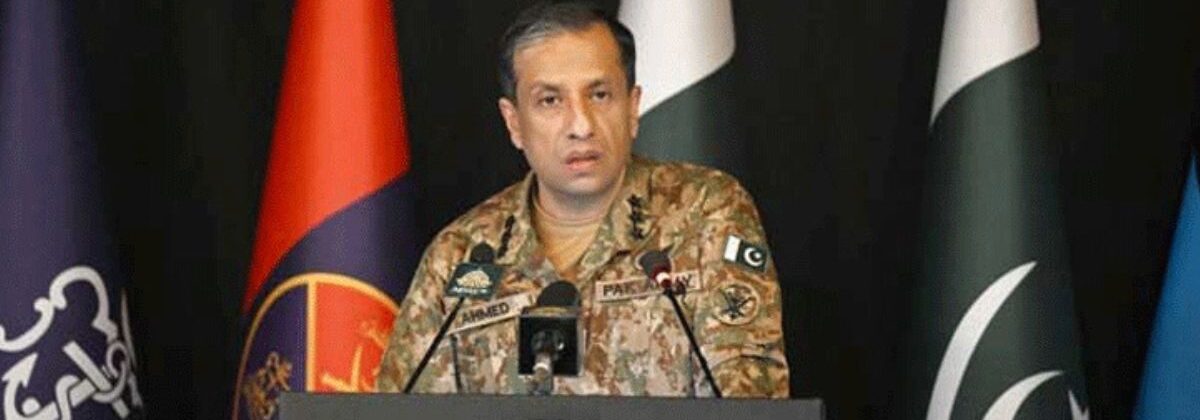 ڈی جی آئی ایس پی آر لیفٹیننٹ جنرل احمد شریف چودھری پریس کانفرنس سے خطاب کرتے ہوئے