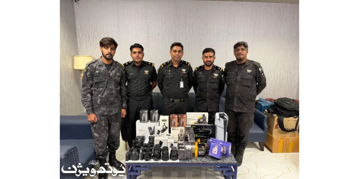 کراچی ایئرپورٹ پر کسٹمز کی کارروائی کے دوران برآمد ہونے والے کیمرے اور الیکٹرانک سامان