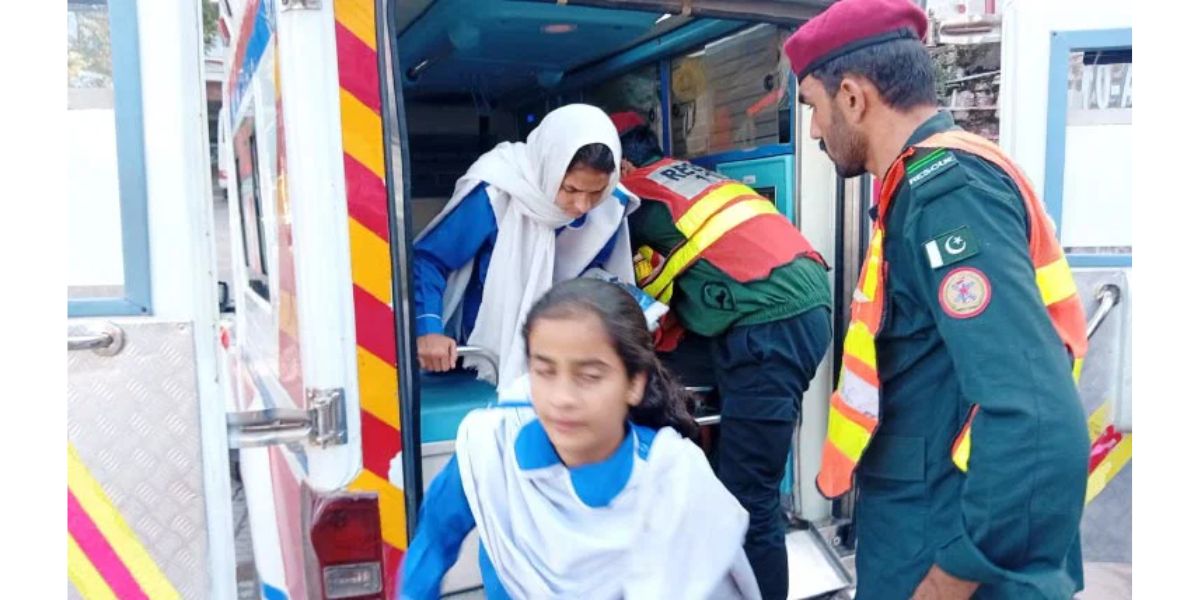 مری میں سکول وین حادثے کے بعد ریسکیو 1122 کی کارروائی