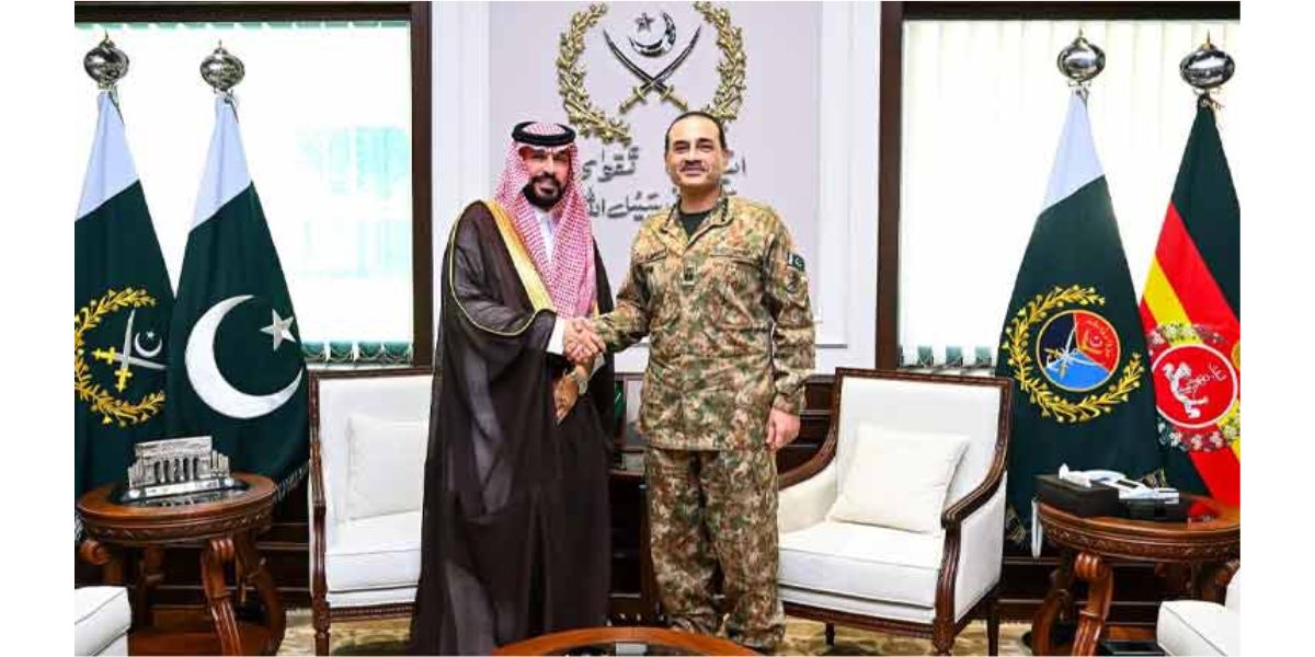 سعودی سفیر ڈاکٹر راجح البغامی کی جی ایچ کیو میں فیلڈ مارشل عاصم منیر سے ملاقات کی نمایاں تصویر