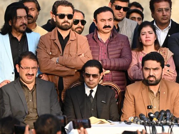 وزیراعلیٰ خیبرپختونخوا سہیل آفریدی، سلمان اکرم راجہ اور جنید اکبر اسلام آباد میں پریس کانفرنس کرتے ہوئے، پسِ منظر میں پی ٹی آئی کا پرچم۔